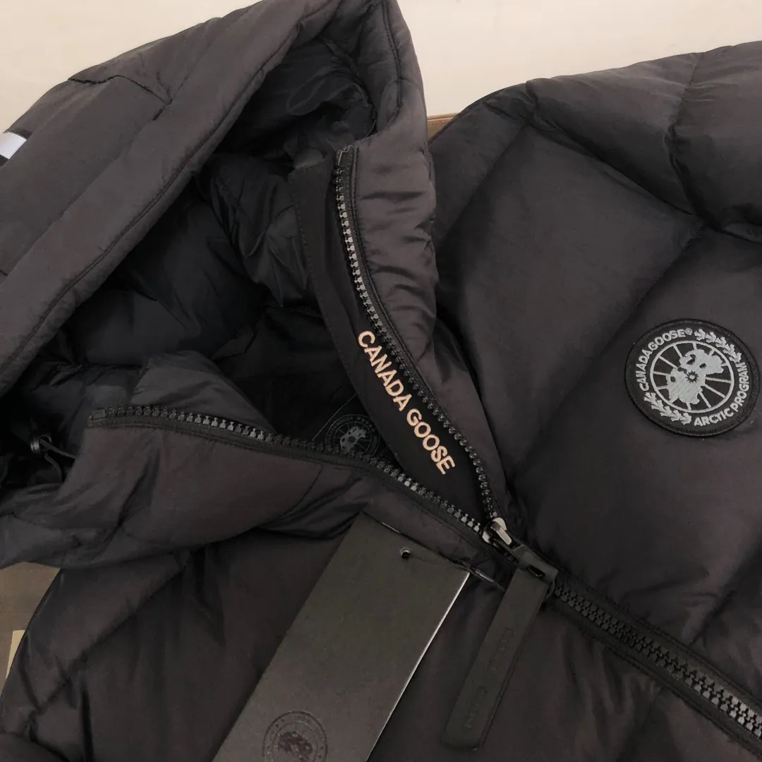 P1020 𝘾𝘼𝙉𝘼𝘿𝘼 𝙂𝙊𝙊𝙎𝙀/Canada Goose Down Jacket Bakery Couple Style 3M Reflective Black Label Parka/Junction Parka is made of CORDURA@'s super-soft EnduraLuxe fabric, which enhances the durability of easy-to-wear parts, making it lightweight and durable. 360-degree reflective strips on the hood improve visibility in low-light environments. 90 white duck down ~ There are also straps inside so that the jacket can be placed on the shoulders to free up hands. The down placket is designed with invisible snap buttons on the two-way zipper to prevent wind and keep warm. Unzipping the zipper from the bottom can increase the range of motion or improve breathability ~ Ribbed knitted cuffs increase comfort and lock in heat, and the hem has an internal drawstring to block cold wind [Wide version] A-line silhouette ➕ Bread suit tailoring design, the wide OS style can cover all body defects and also brings a sense of handsomeness! ! j03 Color: Black Brown Size: XS S M L XL XXL